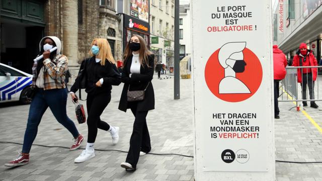 Placa sinaliza uso obrigatório de máscara em Bruxelas, na Bélgica