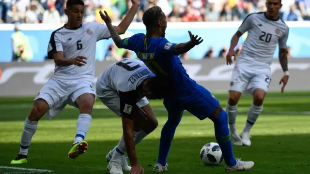 Neymar cae al suelo.