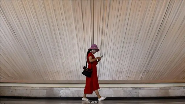 ሞባይል ዝሓዘት ሰበይቲ