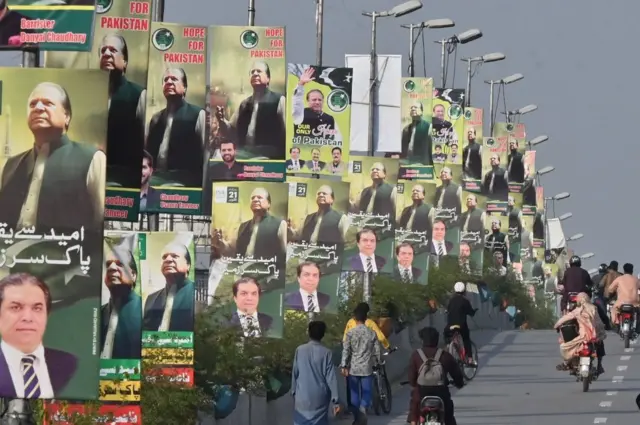 रावलपिंडी में नवाज़ शरीफ़ के स्वागत में लगे पोस्टर.