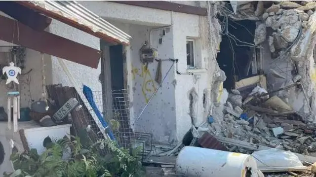 Casa parcialmente destruída