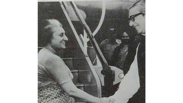 ভারতের সাবেক প্রধানমন্ত্রী ইন্দিরা গান্ধীর সঙ্গে শেখ মুজিবুর রহমান