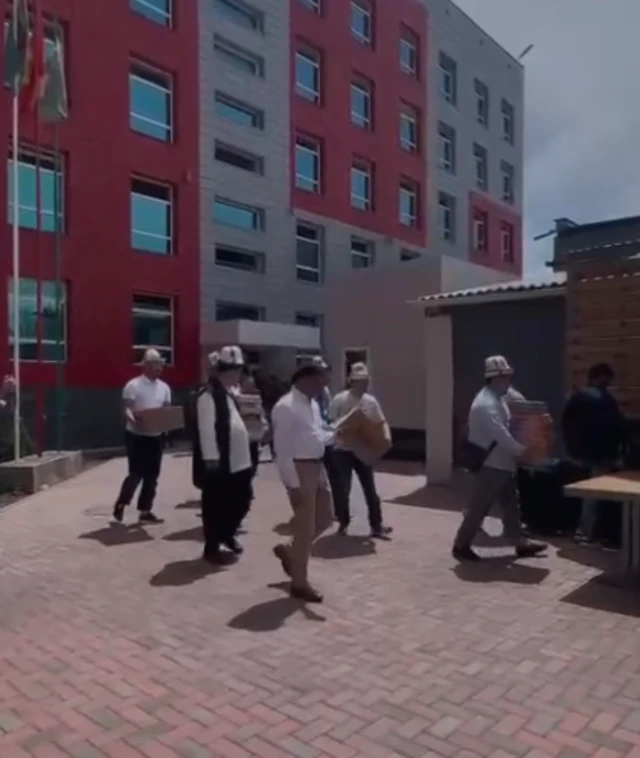 सामान ले जाते लोग