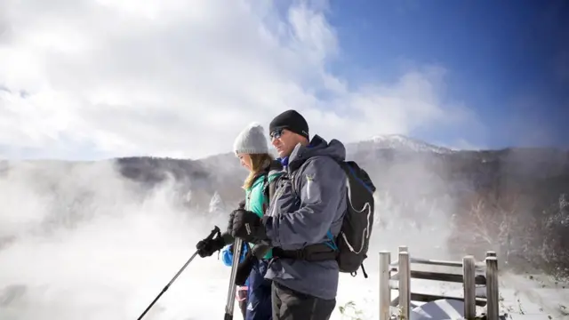 史蒂夫•贝克绍尔和海伦•格罗夫在攀登活火山