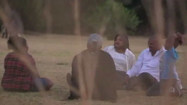 ఎలైన్, సిమో ఒకరి సంస్కృతిని మరొకరు అర్థం చేసుకున్నారు. గౌరవించుకున్నారు.