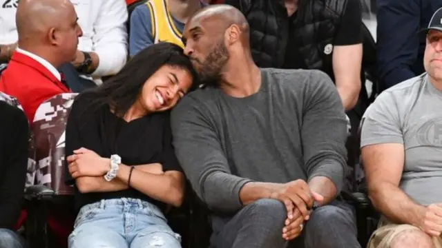 Gianna recebe beijo de Kobe Bryant
