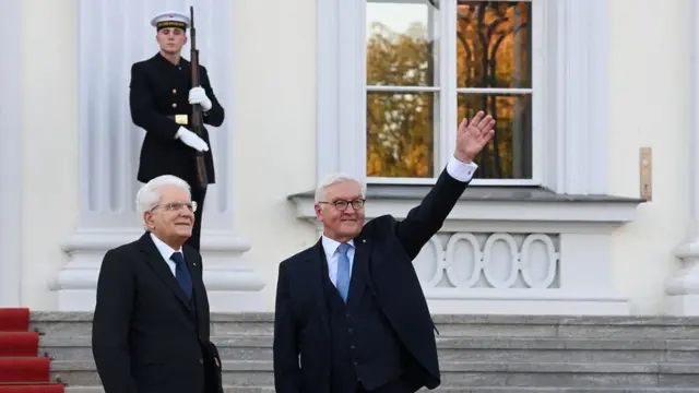 Le président allemand Frank-Walter Steinmeier salue le président italien Sergio Mattarell.