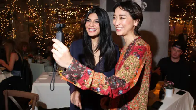 बीते मार्च में प्री-ऑस्कर डिनर के दौरान एने वाटनाबे के साथ जेकलीन.