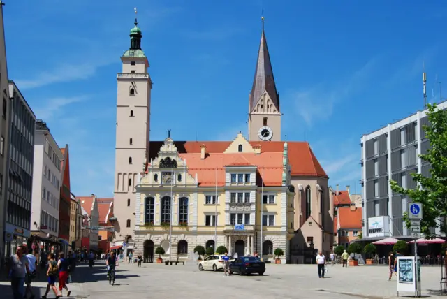 Ingolstadt, Almanya - 19 Haziran 2012. Ingolstadt'taki Rathausplatz meydanının görünümü. Rathaus binası, diğer tarihi ve ticari binalar ve insanlar ile birlikte görünüm.<p>