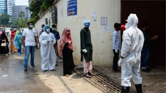 বাংলাদেশে করোনাভাইরাসের সংক্রমণ ছড়িয়ে পড়ার পর থেকেই দেশের নাজুক স্বাস্থ্য ব্যবস্থার চিত্রটি বেরিয়ে আসে