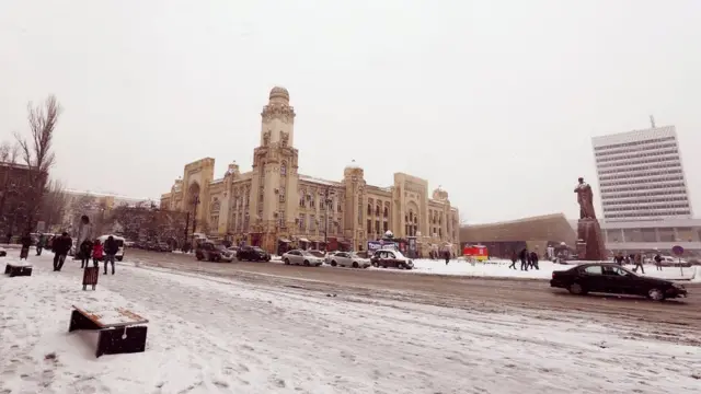 Gecədən davamlı yağan qar səhər saatlarında nəqliyyatın hərəkətində çətinlik yaradıb. Şəhərin mərkəzi küçələrində qısa zamanda təmizlik işləri aparılandan sonra hərəkət bərpa olunub.