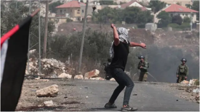 পশ্চিম তীরের নাবলুসের কাছে একটি ইহুদি বসতির বাইরে সৈন্যদের দিকে ইট ছুঁড়ছে ফিলিস্তিনী কিশোর- তরুনরা। অধিকৃত পশ্চিম তীরে ইহুদি বসতির জনসংখ্যা পাঁচ লাখ ছাড়িয়ে গেছে।