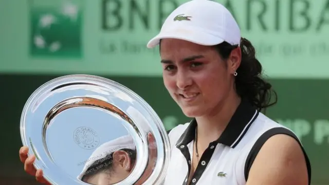 انس جابر در ۱۷ سالگی، اولین موفقیت خود را با کسب عنوان قهرمانی انفرادی نوجوانان اوپن فرانسه به دست آورد