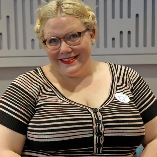 Artista e autora feminista, Lindy West falou à BBC sobre ataques que sofre por estar acima do peso.