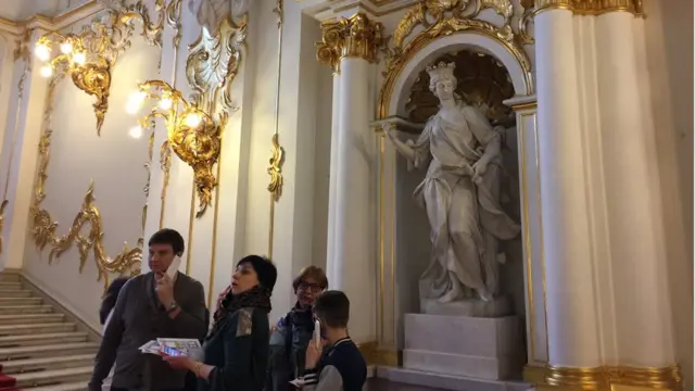 Сайёҳлар бутун дунёдан оқиб келишади