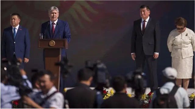 Атамбаев 24-июлда шайлоого аттанган учурдагы өкмөт башчы Сооронбай Жээнбеков анын жакын адамы экенин дагы бир жолу тактады.