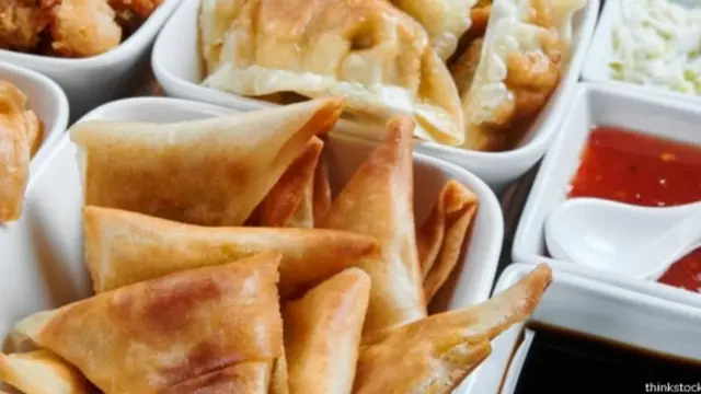 ચટણી સાથે સમોસાંની તસવીર