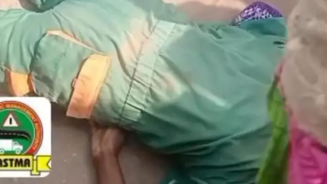 Obinrin agbalẹ tí moto kọlu wọ aṣọ aláwọ̀ èwe, ó sún silẹ lójú popo laarin èrò 