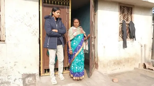 राहुलच्या आई अनीता देवी म्हणतात की आता हिलाच (अनुप्रिया) मुलगा मानून पुढचं आयुष्य जगू