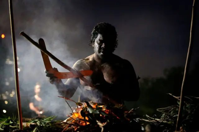 Jida Gulpilil, seorang pria suku Yorta Yorta Dhudhuroa, melakukan upacara asap pada sebuah kebaktian fajar untuk memperingati semua Bangsa Pertama Berdaulat yang membela diri dan gugur dalam Perang Perbatasan serta pembantaian di seluruh Australia.