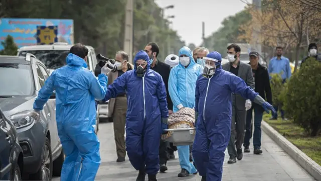 امروز جنازه فاطمه رهبر، نماینده تازه انتخاب شده مجلس یازدهم ایران که بر اثر ابتلا به ویروس کرونا درگذشت در بهشت زهرا تهران با شرایط خاص تشییع شد