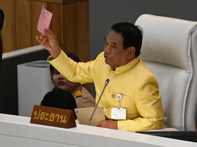 พล.ต.ท.ยุทธนา ไทยภักดี สว. อาวุโสสูงสุด ขึ้นบัลลังก์เพื่อเป็นประธานชั่วคราว