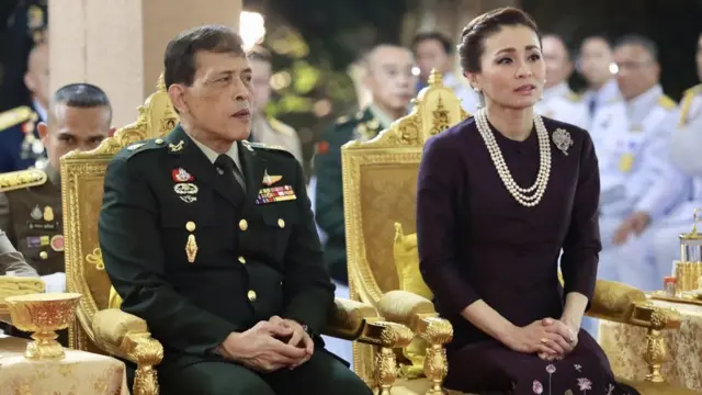 พระบาทสมเด็จพระเจ้าอยู่หัว สมเด็จพระนางเจ้าฯ ถวายผ้าพระกฐิน วัดหนองป่าพง จังหวัดอุบลราชธานี