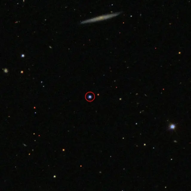 Photo: The ultramassive black hole known as TON 618 sits amidst a distant quasar (circled) and is one of the largest yet to be discovered (Credit: Sloan Digital Sky Survey)
หลุมดำมวลมหาศาลที่รู้จักกันในชื่อ TON 618 ตั้งอยู่ท่ามกลางเควซาร์อันห่างไกล (มีวงกลมอยู่) และเป็นหนึ่งในหลุมดำที่ใหญ่ที่สุดที่ยังไม่ถูกค้นพบ