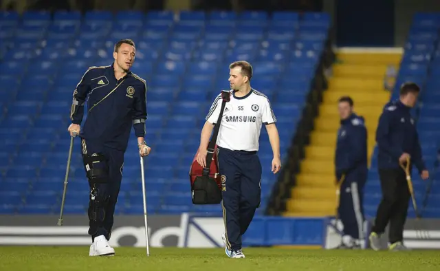 Tsohon ɗan wasan Chelsea John Terry yana tafiya da sandan guragu tare da Azpilicueta