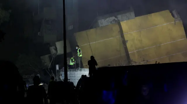 صورة تظهر مبنى تضرر في غارة إسرائيلية على الضاحية الجنوبية لبيروت في 27 سبتمبر/أيلول 2024