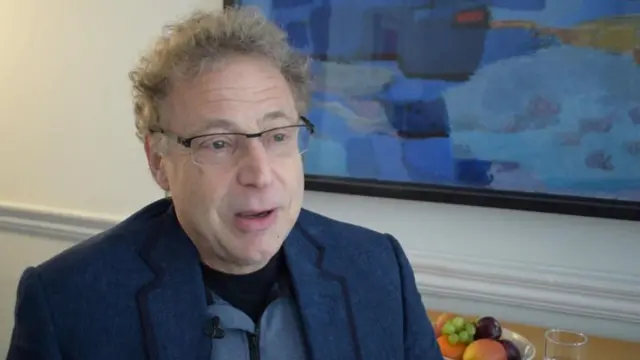 الكاتب والفيزيائي لينارد ملادينوف