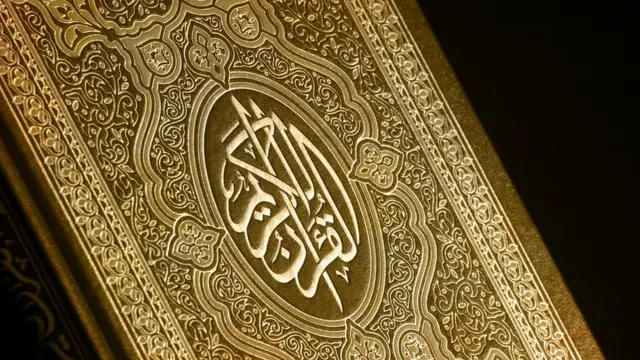 صورة لمصحف ذهبي