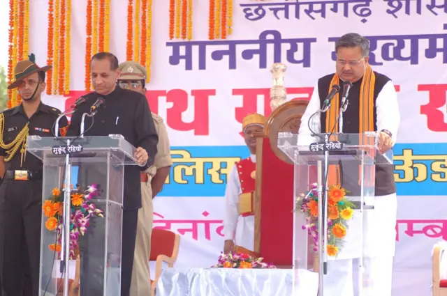 तीसरी बार मुख्यमंत्री पद की शपथ लेते डॉक्टर रमन सिंह