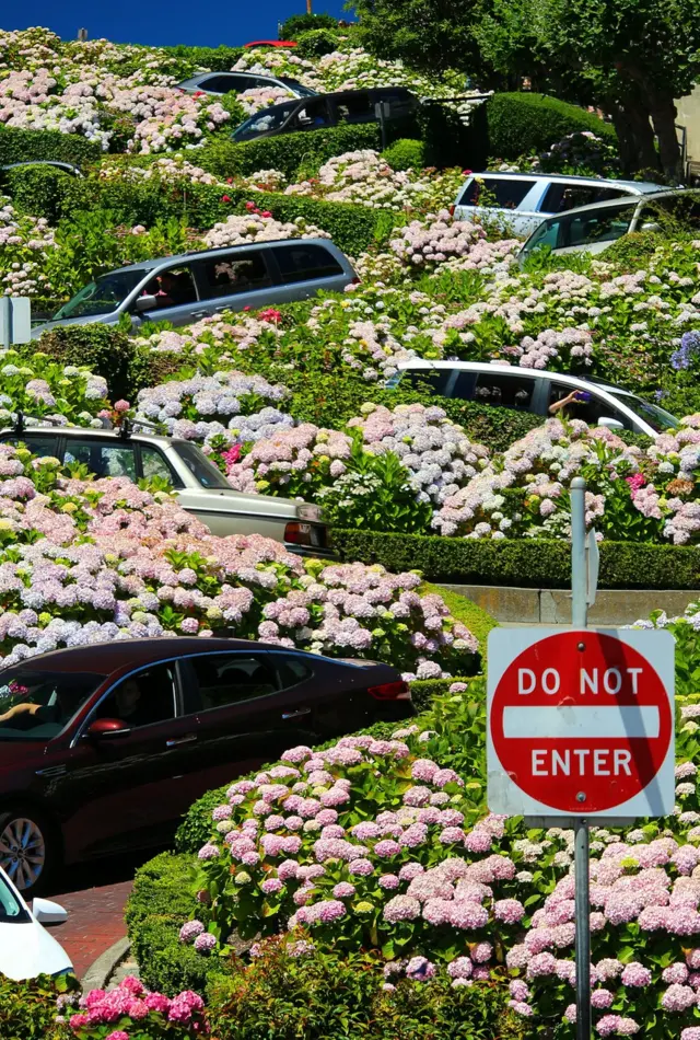 سيارات تمشي عبر طريق شديد الانحدار