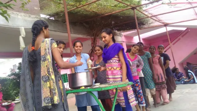 భోజనం కోసం క్యూలైన్లో నిలబడ్డ బాలికలు