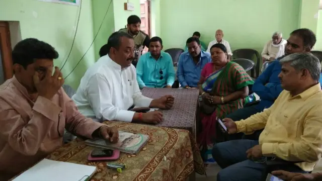 अपने कार्यालय में समाजवादी पार्टी के गोरखपुर ज़िलाध्यक्ष प्रह्लाद यादव