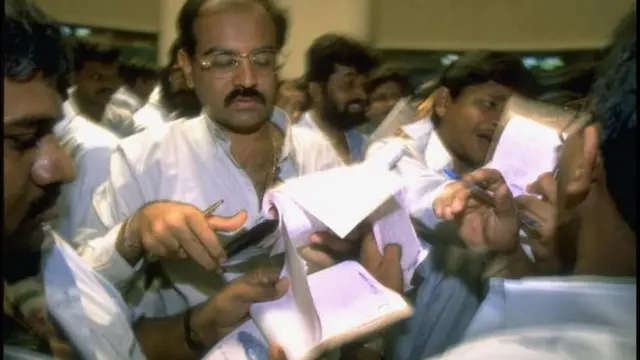 બીએસઈની રિંગમાં સોદા પાડી રહેલા તથા તેની નોંધ ટપકાવી રહેલા ટ્રૅડર્સની તસવીર