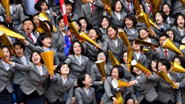 응원 중인 북한 대학생들