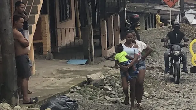 Chicos y chicas en una calle sin asfaltar de Buenaventura