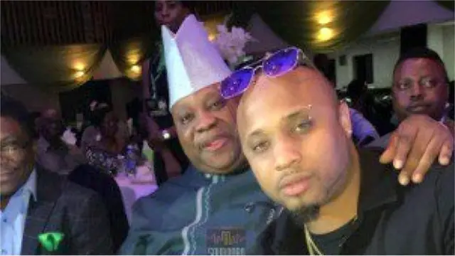 Aworan Ademola Adeleke ati ọmọ rẹ