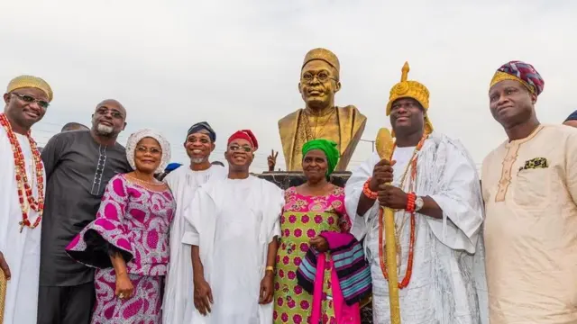 Arẹgbẹsọla, Ọọni Ile Ifẹ, Oyetọla pẹlu awọn eeyan miran