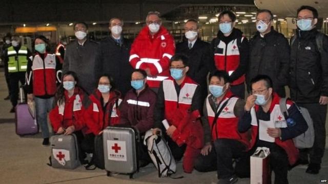 चीन ने दूसरे देशों की मदद के लिए स्वास्थ्यकर्मी और मेडिकल किट भेजी है