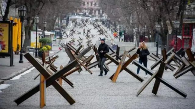 周一,行人走過敖德薩街頭的反坦克障礙物