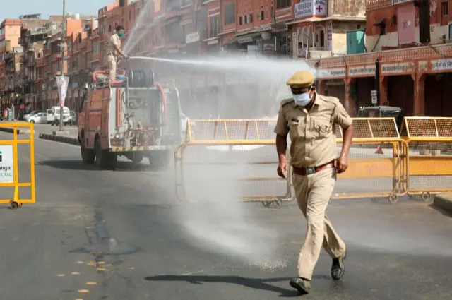 కరోనా కంటామినేటెడ్ జోన్ ఏరియా లో జాగ్రత్తలు తీసుకుంటున్న పోలీసులు