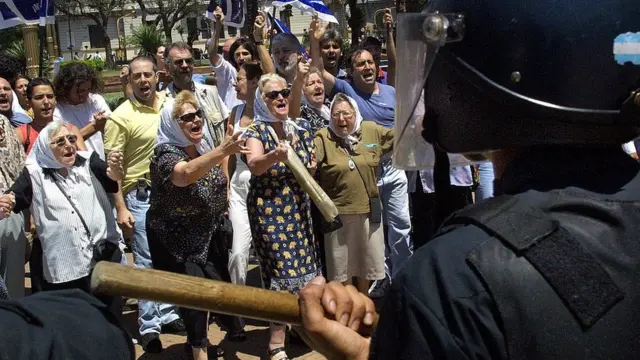 Protesta de Madres de Plaza de Mayo el 20 de diciembre de 2001.