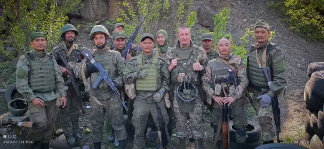 विनोद रुसी सेनामा कार्यरत अन्य नेपाली र कमान्डरसँग