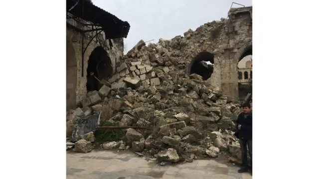 Puing-puing menara Masjid Umayyah, yang pernah menjadi monumen terbesar di kota Aleppo.