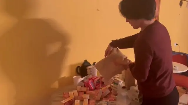 ట్రాన్స్ జ‌ెండర్ మహిళలకు అవసరమైన క్రాస్-సెక్స్ హార్మోన్స్ మందులను అందించడంలో ఒలెనా సహాయపడుతున్నారు