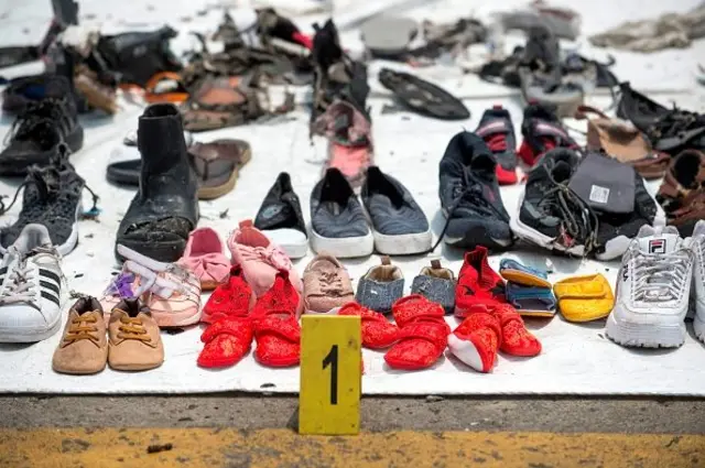 Sepatu-sepatu yang ditemukan dalam upaya pencarian korban jatuhnya penerbangan Lion Air JT 610, dengan pesawat jenis Boeing 737 Max
