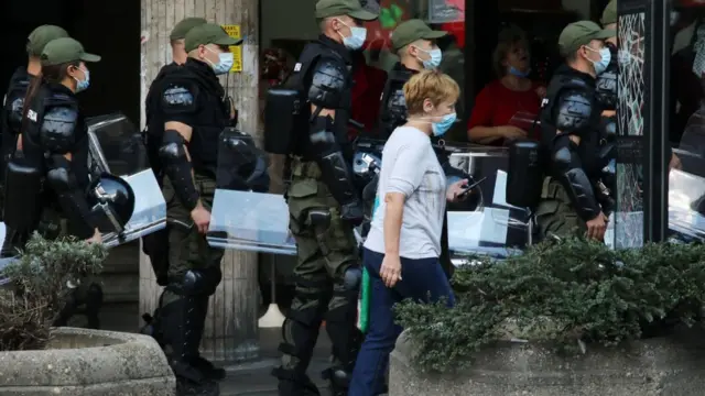 Prolaznica i policajci